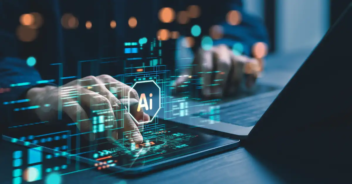 Mains utilisant un ordinateur portable et une tablette avec des visuels d’interface IA, représentant une informatique avancée alimentant l’usine d’IA Mimer en Suède.